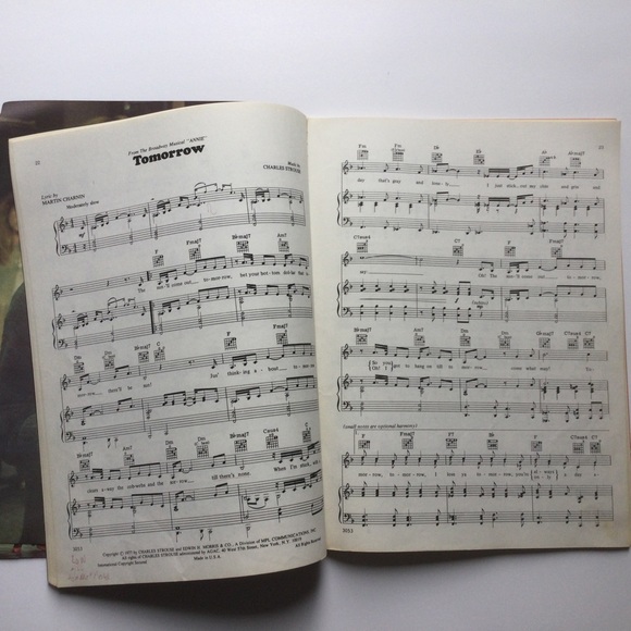 Annie Vocal Selections Book From Broadway Play in 1977 - Picture 4 of 6